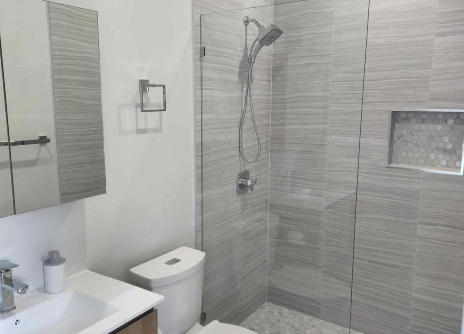 Modern 2 Bedroom Walking Distance To The Beach! West Bay